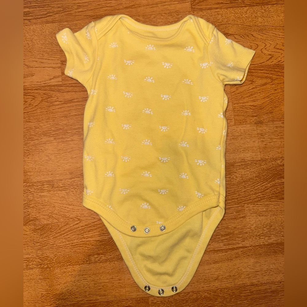 Soft Yellow Baby One-Piece Bodysuit with Tiny White Sun Motif